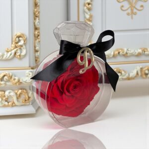 Profumo rosa con personalizzazione iniziale
